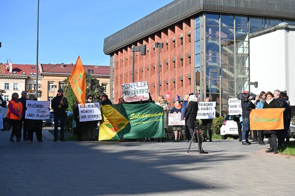 Во вторник, 10 октября, напротив здания правительства прошел пикет профсоюза Департамента миграции и профсоюзной организации Solidarumas. - Sputnik Литва