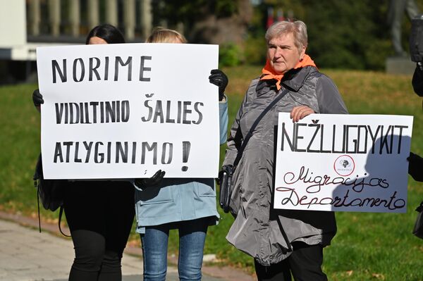 Министерство внутренних решило увеличить финансирование Департамента миграции на два миллиона евро в 2024 году, из которых 1,6 миллиона будут направлены на повышение зарплаты, однако это решение не устраивает профсоюзы. - Sputnik Литва