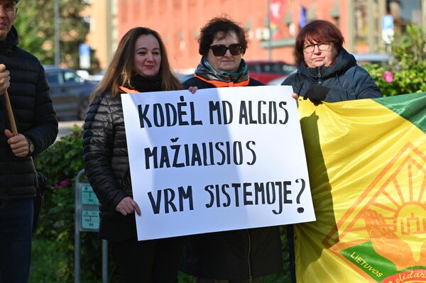 Надпись на плакате: &quot;Почему наши зарплаты самые маленькие в системе МВД?&quot;.  - Sputnik Литва