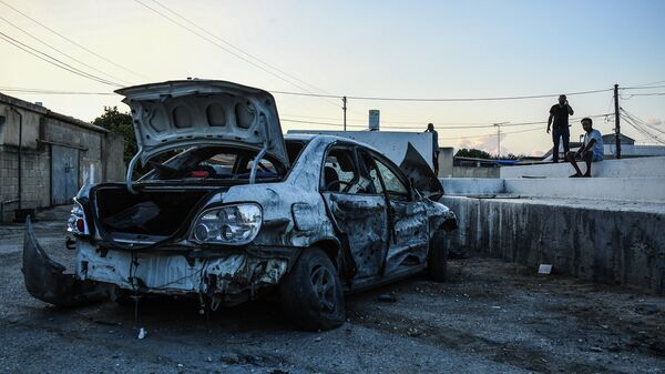 Автомобиль на улице Ашкелона после ракетного обстрела со стороны Газы - Sputnik Литва