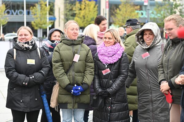 Протестующие учителя также приветствовали и аплодировали работникам МВД. - Sputnik Литва