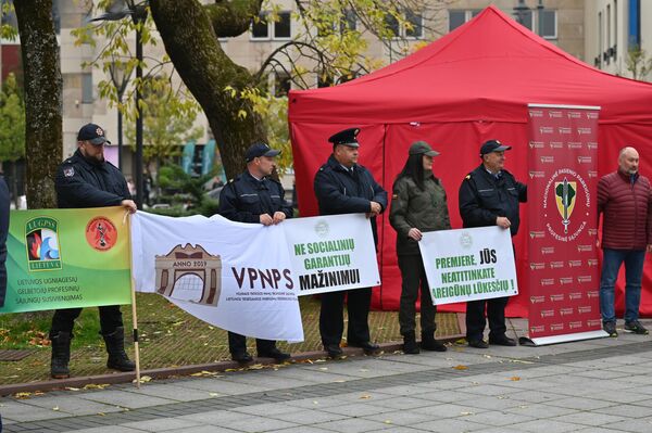 Собравшиеся возле здания правительства держали в руках плакаты со словами: &quot;Премьер-министр, вы не оправдываете ожиданий чиновников&quot;, &quot;Крепостничеству сотрудников — нет&quot;. - Sputnik Литва