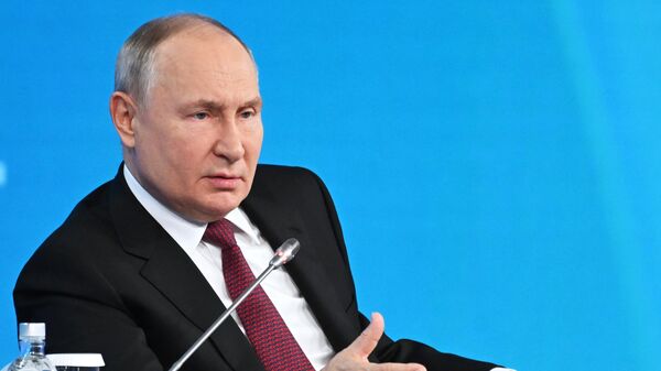 Президент РФ В. Путин выступил на пленарном заседании форума РЭН-2023 - Sputnik Литва