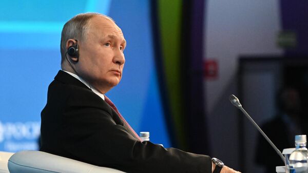 Президент РФ В. Путин выступил на пленарном заседании форума РЭН-2023 - Sputnik Литва