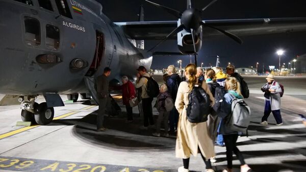 Эвакуация граждан Литвы из Израиля на самолете ВВС C-27J Spartan - Sputnik Литва