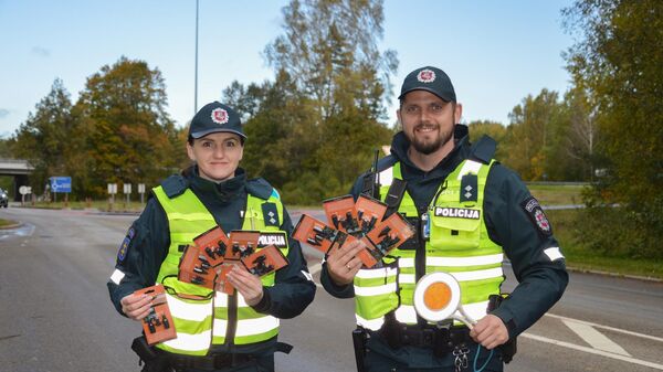 Сотрудники полиции Литвы раздают водителям ультразвуковые свистки для отпугивания диких животных - Sputnik Литва