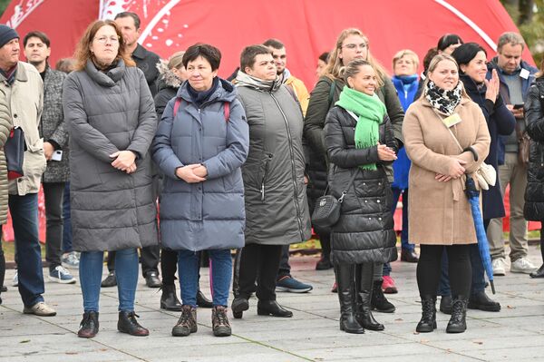 Бастующие учителя из Клайпеды прошли около 350 километров, чтобы в итоге собраться на митинге в столице. - Sputnik Литва