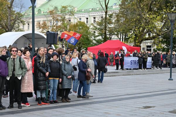 По данным Национального агентства образования Литвы, в начале октября в забастовке учителей принимали участие более 2,2 тысячи работников образования и 127 учебных заведений. - Sputnik Литва