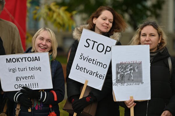 Надписи на плакатах: &quot;Учителя имеют право на достойную жизнь&quot;, &quot;Стоп беспорядку в образовании&quot;. - Sputnik Литва