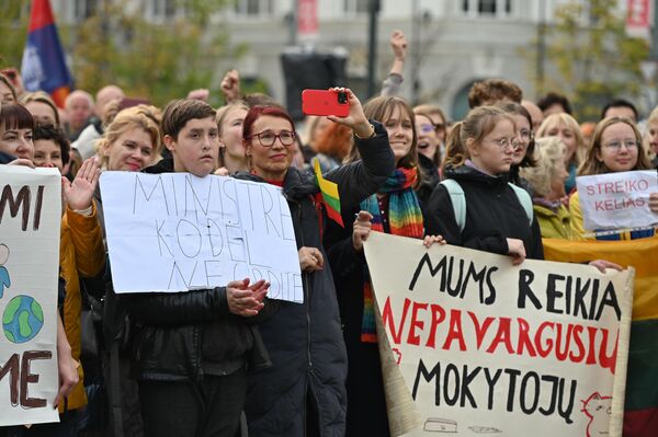 Сотни бастующих педагогов собрались у здания правительства.  - Sputnik Литва