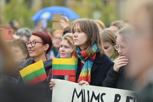 На фото: участники митинга у здания правительства. - Sputnik Литва