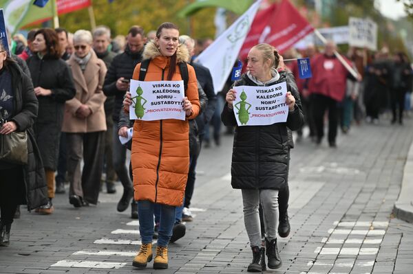 На фото: участницы митинга держат плакаты с надписью: &quot;Все, что хочу на Рождество, — остановить приватизацию&quot;. - Sputnik Литва