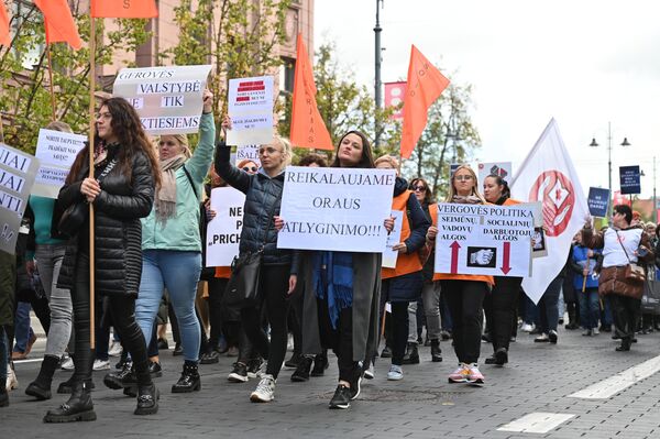 Шествие началось на Кафедральной площади и завершилось у здания Сейма Литвы, где и состоялся митинг. - Sputnik Литва