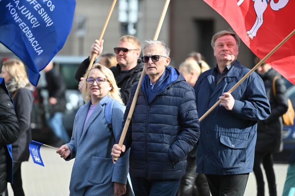 Депутат Сейма Литвы, социал-демократ Юлюс Сабатаускас (второй справа) на митинге профсоюзов в Вильнюсе. - Sputnik Литва