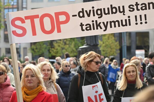 На фото: участники митинга держат плакат с надписью: &quot;Стоп применению двойных стандартов!&quot;. - Sputnik Литва