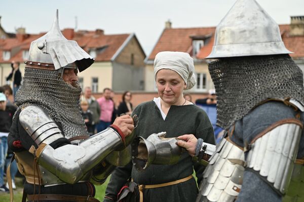 На фото: участники турнира средневековых реконструкторов. - Sputnik Литва