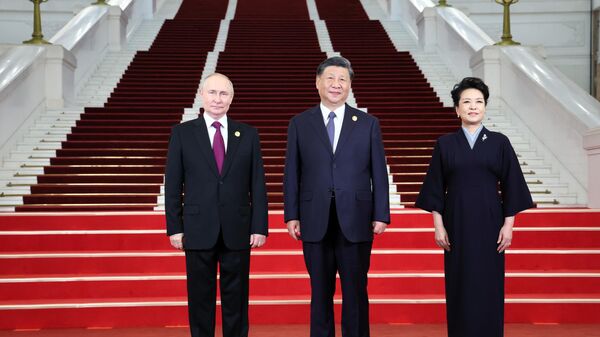 Президент РФ Владимир Путин, председатель КНР Си Цзиньпин и его супруга Пэн Лиюань - Sputnik Литва