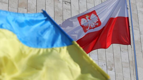 Государственные флаги Украины и Польши у посольства Польши в Киеве - Sputnik Литва