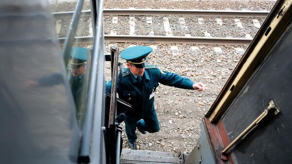 Сотрудник калининградской таможни проверяет вагон поезда Калининград - Москва - Sputnik Литва