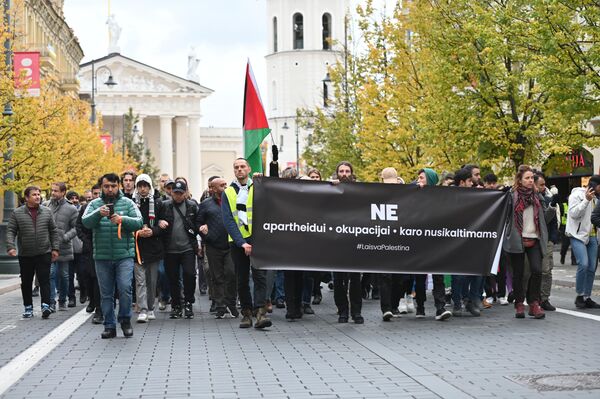 В четверг, 19 октября, в Вильнюсе прошла акция под названием &quot;Молчаливое шествие&quot; против насилия в Газе. На фото: участники акции держат плакат с надписью: &quot;Нет апартеиду, оккупации, военным преступлениям&quot;. - Sputnik Литва