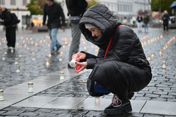 На фото: жители Вильнюса зажигают свечи в память о погибших в Израиле. - Sputnik Литва