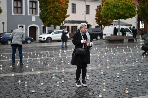 Организаторы акции по периметру всей площади выставили и зажгли свечи белого цвета. - Sputnik Литва