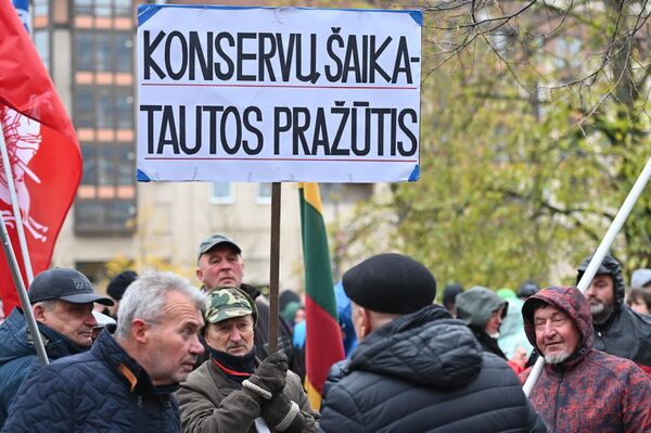 Надпись на плакате: &quot;Шайка консерваторов — гибель нации&quot;. - Sputnik Литва