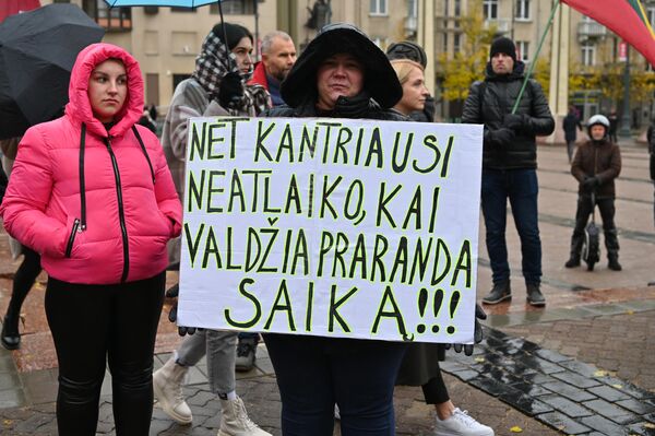 Надпись на плакате: &quot;Даже самые терпеливые не выдерживают, когда власть теряет границы&quot;. - Sputnik Литва