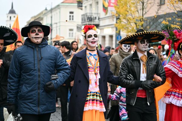 В Вильнюсе 28 октября прошло костюмированное шествие в честь Дня мертвых. - Sputnik Литва
