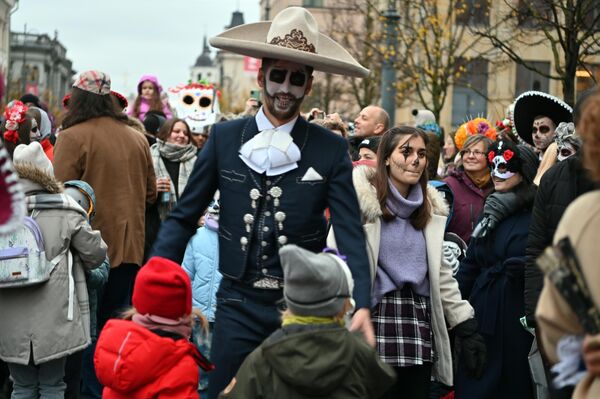 Костюмы и грим участников шествия были выполнены в стиле Дня мертвых, или Dia de Muertos.   - Sputnik Литва
