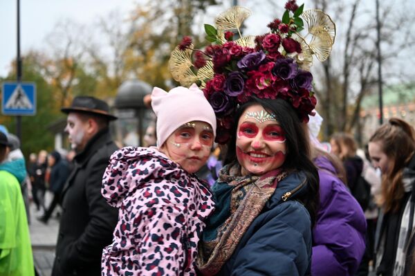 Некоторые вильнюсцы пришли на праздник с детьми. - Sputnik Литва