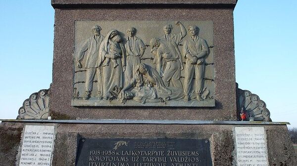 Монумент погибшим борцам за установление советской власти в Литве на кладбище города Симнас - Sputnik Литва