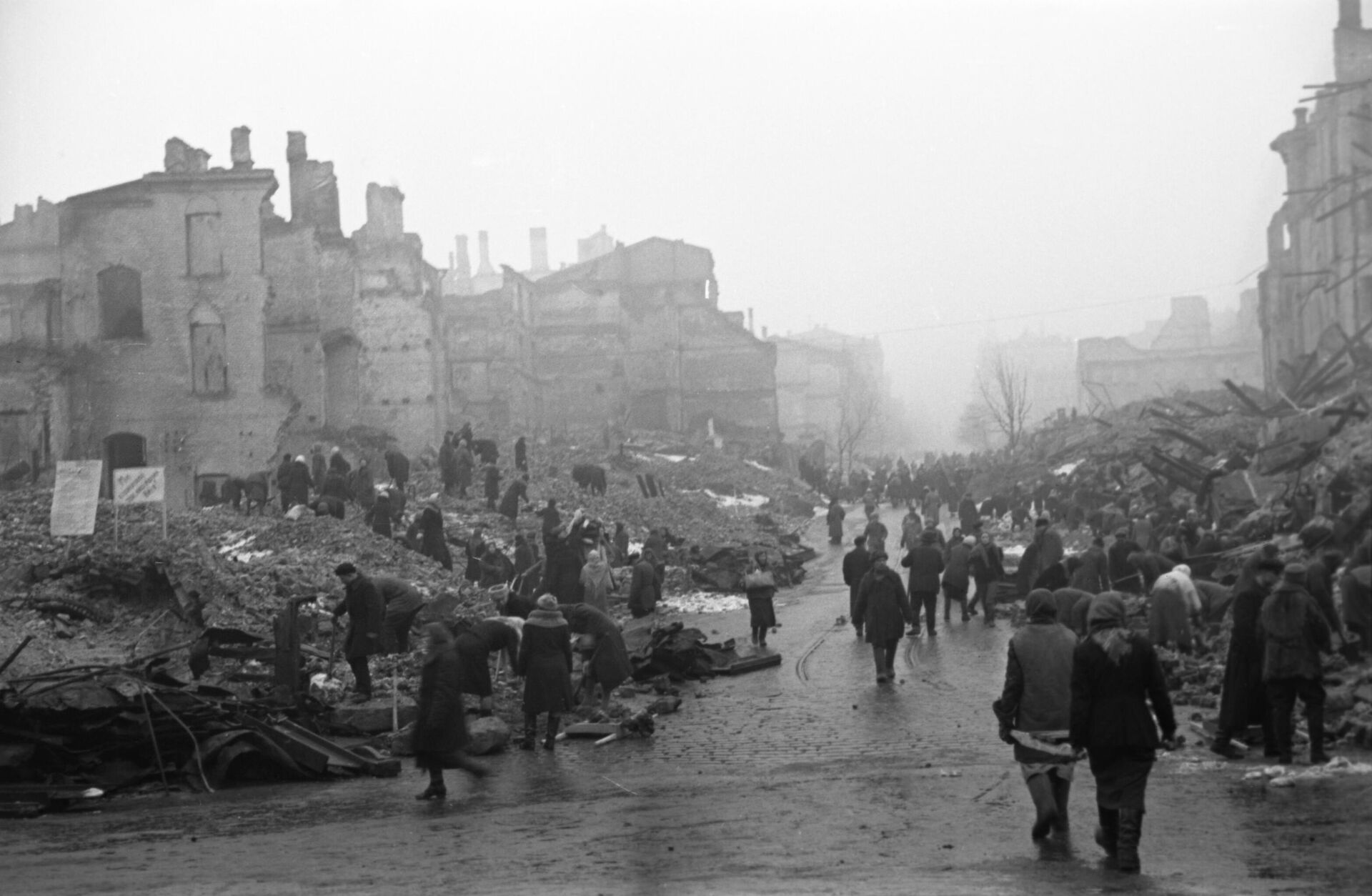 Жители на разборке завалов на улицах освобожденного Киева. Ноябрь 1943 года. - Sputnik Литва, 1920, 06.11.2023