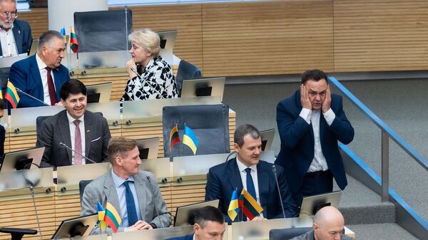 Депутаты Сейма Литвы во время голосования по поправкам в закон о пропаганде ЛГБТ - Sputnik Литва