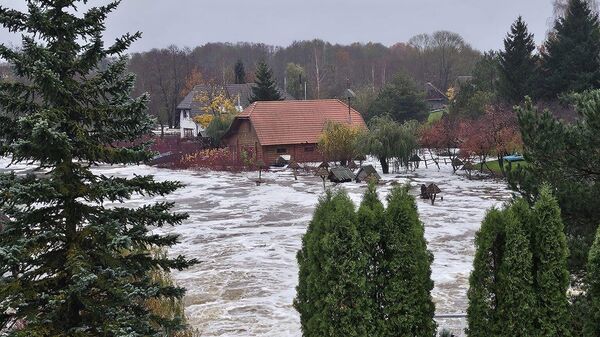 Потоп после сильного ливня в Кретинге, 8 ноября 2023 г. - Sputnik Литва