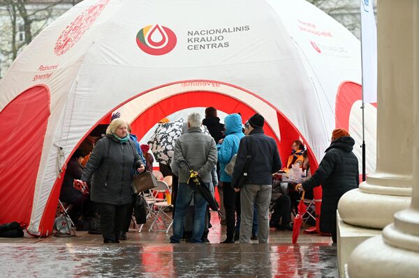 В палатке, расположенной на Кафедральной площади, жители могли бесплатно проверить уровень глюкозы в крови. - Sputnik Литва
