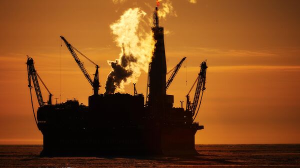 Морская нефтедобывающая платформа Приразломная - Sputnik Литва