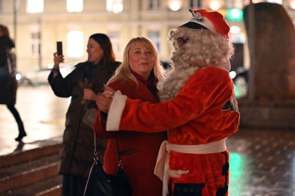 На фото: Дед Мороз общается с жителями Вильнюса. - Sputnik Литва