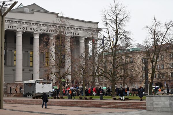 В пятницу, 17 ноября, у здания Сейма прошла акция протеста против вырубки деревьев на охраняемых территориях. - Sputnik Литва