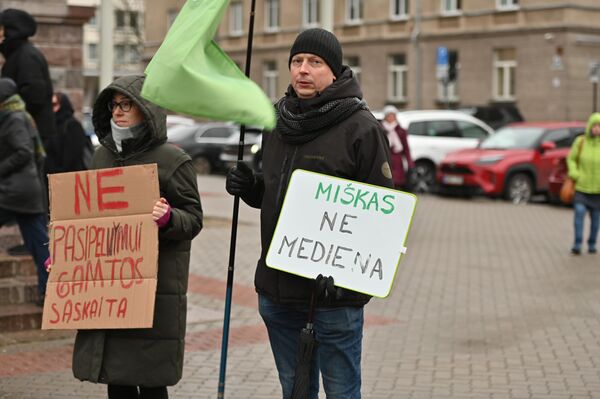 На фото: участники акции протеста держат плакаты с надписями: &quot;Нет наживе за счет природы!&quot;, &quot;Лес — не древесина&quot;. - Sputnik Литва