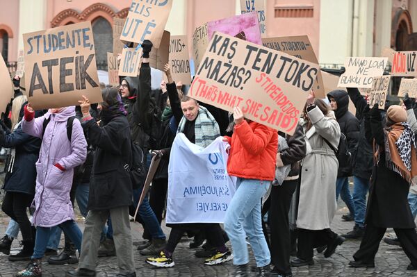 Студенты высших учебных заведений прошлись по улицам Старого города с плакатами в руках. - Sputnik Литва