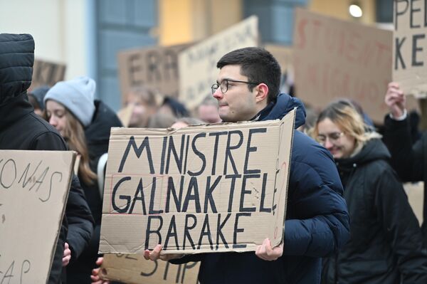 Надпись на плакате: &quot;Министр, может, ночку в бараке?&quot;. - Sputnik Литва