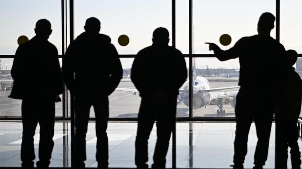 Пассажиры в терминале Международного аэропорта Шереметьево - Sputnik Литва