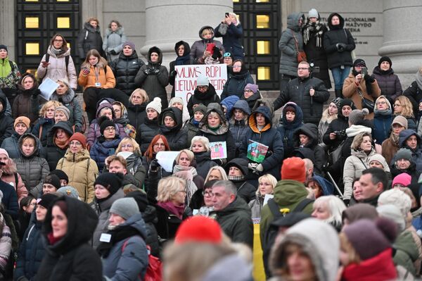 По данным Национального агентства образования, на забастовку вышли 2,8 тысячи сотрудников учебных заведений, в том числе 2,54 тысячи учителей.  - Sputnik Литва