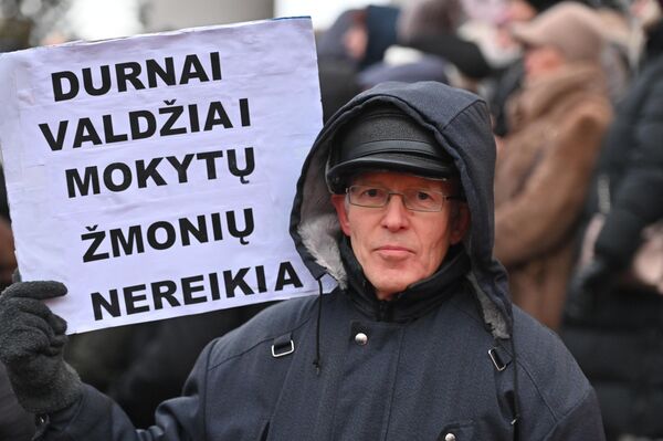 Надпись на плакате: &quot;Глупой власти не нужны образованные люди&quot;. - Sputnik Литва