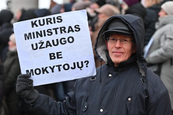 Надпись на плакате: &quot;Кто из министров вырос без учителей?&quot; - Sputnik Литва