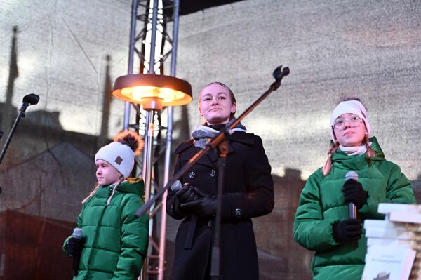 Ученики пришли поддержать педагогов на втором этапе забастовки учителей в Вильнюсе. - Sputnik Литва