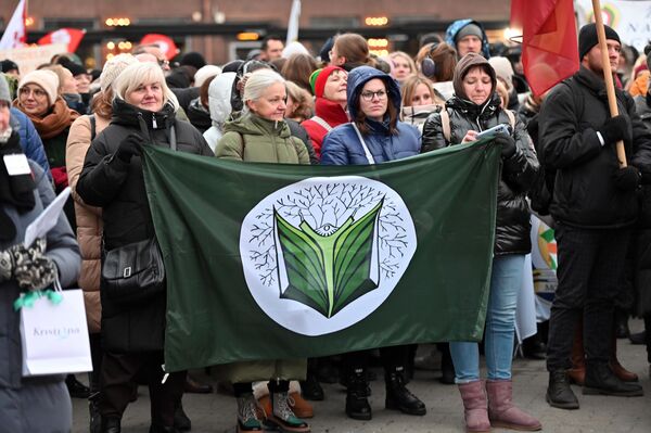 На протест к зданию Сейма приехали учителя из разных городов Литвы. - Sputnik Литва