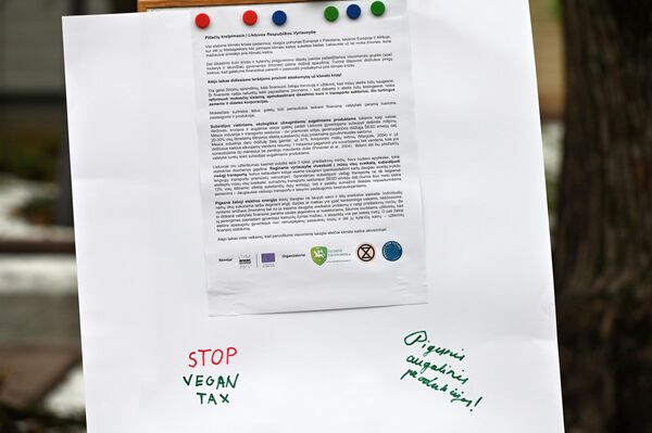 На фото: документ — обращение граждан Литвы к правительству с требованиями, заявленными во время протеста. - Sputnik Литва
