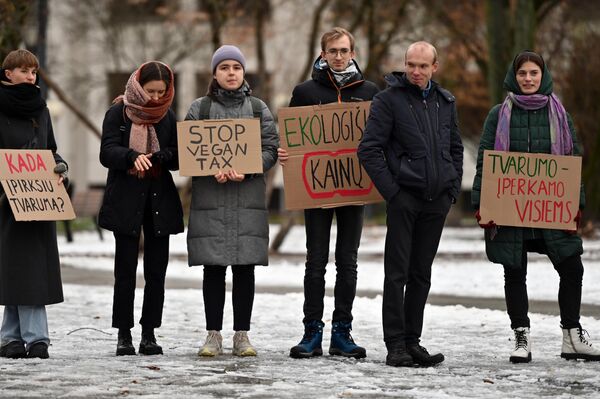 В условиях роста инфляции, по словам протестующих, большая часть общества пытается экономить, и хотя они согласны с необходимостью изменений, чтобы смягчить последствия изменения климата, финансы не позволяют им этого сделать. - Sputnik Литва